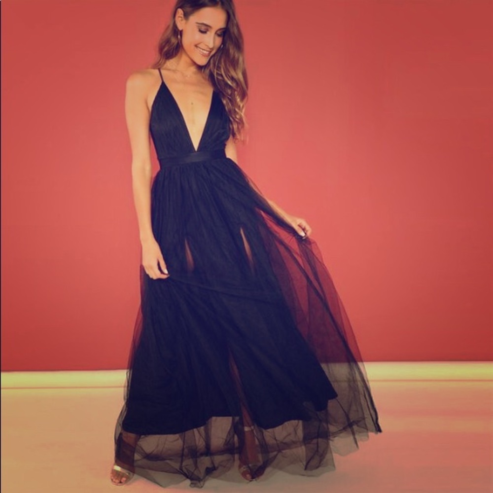 Backless Black Maxi Dress w/ Plunging V-neck 🙌💥